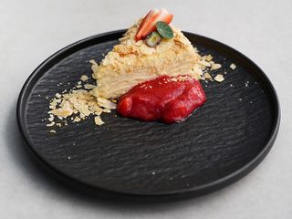 Наполеон із ягідним соусом та сезонними ягодами (250г)