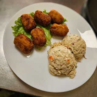 Croquetas de atún con ensaladilla
