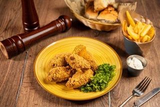 Aripioare crispy picante cu garnitură