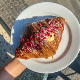 Croissant malina - biała czekolada