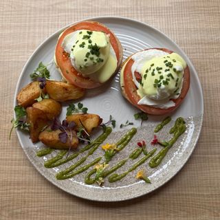 Huevos Benedictos Caprese