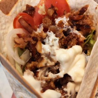 KEBAB SALTIMBOCCA INSALATA POMODORO SALSA Tzatziki ( NON PICCANTE )