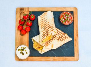 Хрупкаво пилешко филенце и кашкавал, голям