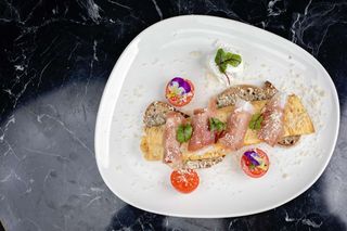 Omletă franțuzească cu brânză de capră, prosciutto crudo și parmezan