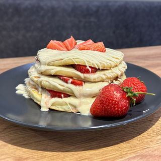 Američka beli krem i jagode