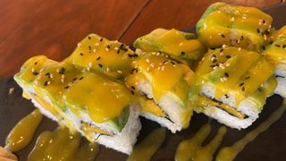 68. Maki Roll De Mango Con Aguacate (8 Pzs.)