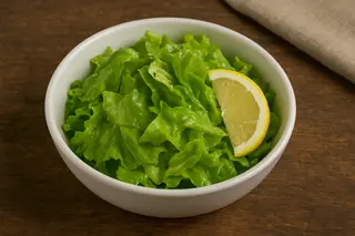 Salată verde cu lămâie