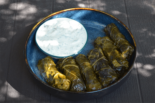 ტოლმა არაჟნისა და ნივრის სოუსით