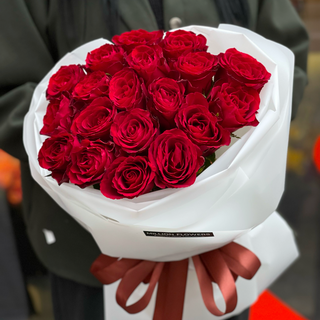 19 гілок троянди Madam Red