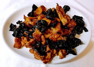 Cerdo Salteado Con Hongos Negros