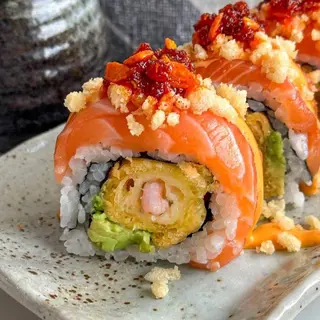 Spicy salmon crunch roll