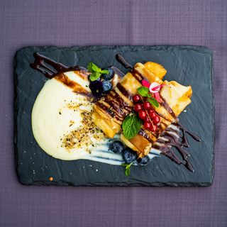 Clătite cu brânză şi sos de vanilie