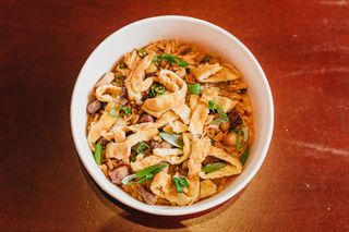 Orez prăjit cu legume, pui și vită