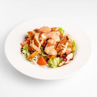 Salata sa paniranom piletinom na bečki i pikantnim dresingom