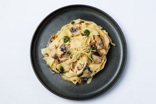 Паста с курицей и грибами (440г)