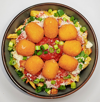 Bol Chifteluțe de Cașcaval cu Sos Roșu