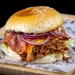 Бургер с дърпано свинско месо и хумус (350г)