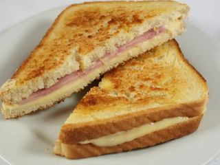 Sándwich Mixto De Jamón Y Queso En Lonchas