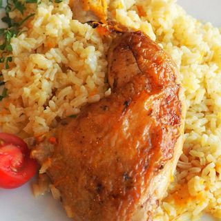 Печено пилешко бутче с ориз на фурна 350 гр.