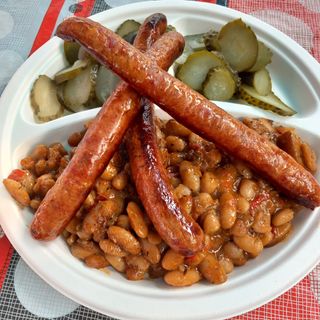 Fasole batuta cu carnati si salata si paine