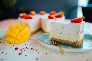 Sernik mango truskawka