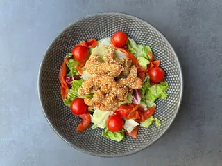 Salata s pilećim prutićima u sezamu