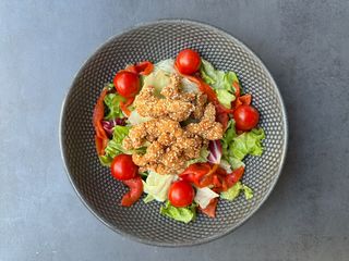 Salata s pilećim prutićima u sezamu