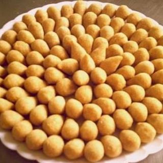 Salgados Brasileiros mine [coxinhas enroladinhos de salsicha, bolinhas de queijo e fiambre e queijo]