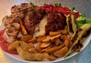 Trudna pljeskavica  i  pomfrit velika 500g