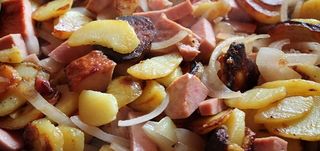 Patate con würstel e cipolla