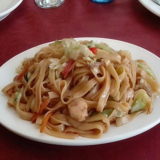 33. Tallarines fritos tres delicias