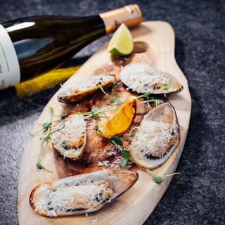 მიდიები გრილზე პარმეზანით