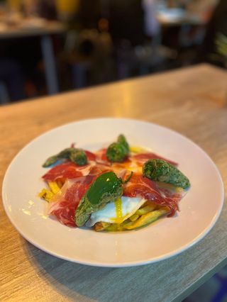 Huevos Rotos Con Jamón Ibérico Y Pimientos De Padrón