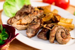 Mix grill si cartofi cu rozmarin