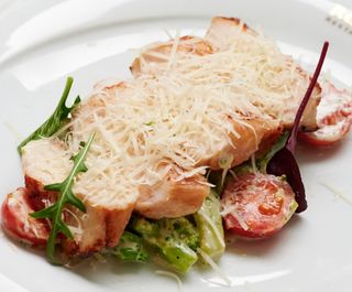 Piept de pui în sos de frișcă cu brocoli