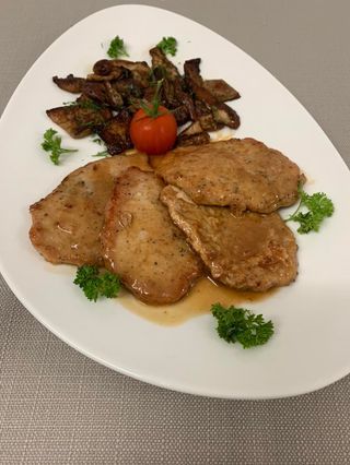 Крехки свински каренца на тиган с вино и сотирани гъби 