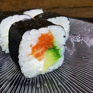 Futomaki De Salmón Con Aguacate Y Queso Crema (9 Uds.)