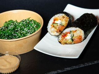 Комбо Хенд-ролл з копченим лососем+Хіяші вакаме з горіховим соусом (515g)