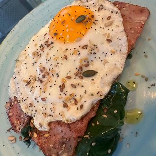 Tosta de Queijo, Espinafres, Bacon e Ovo Estrelado