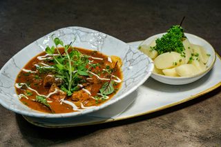 Gulasz węgierski z kopytkami maślanymi +zestaw surówek