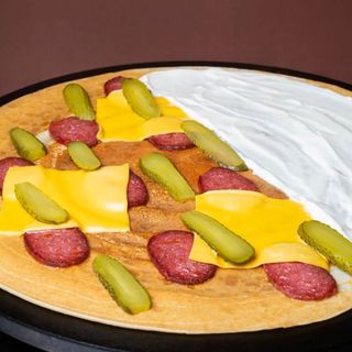 Палачинка с луканка, топено сирене, чедър и кисели краставички