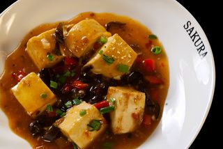 Tofu Frito Salteado Con Salsa De La Casa