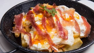 Huevos rotos con bacon