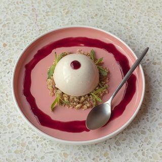 პანა კოტა გოზინაყით და წითელი ღვინის სოუსით / Panna Cotta with Gozinaki and