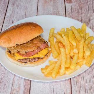 Hamburguesa Castilla con ración de patatas fritas.