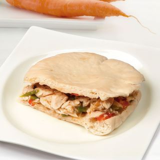 Pita De Pollo Asado Con Salsa De Yogur
