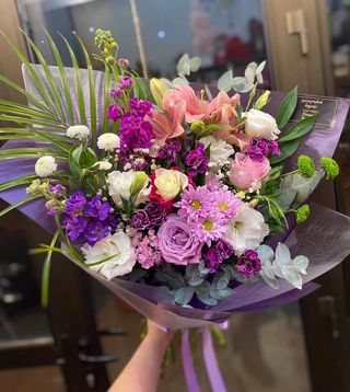 #19. ჰოლანდიური ყვავილების იისფერი თაიგული