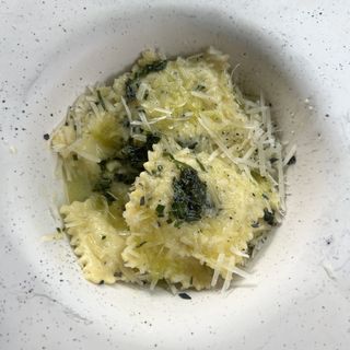 Ravioli burrata basilico e buccia d’arancio