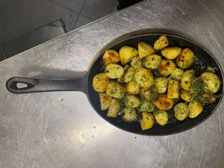 Картофи соте с чесън, масло и копър