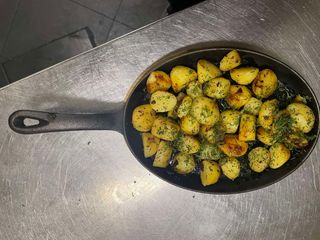 Картофи соте с чесън, масло и копър